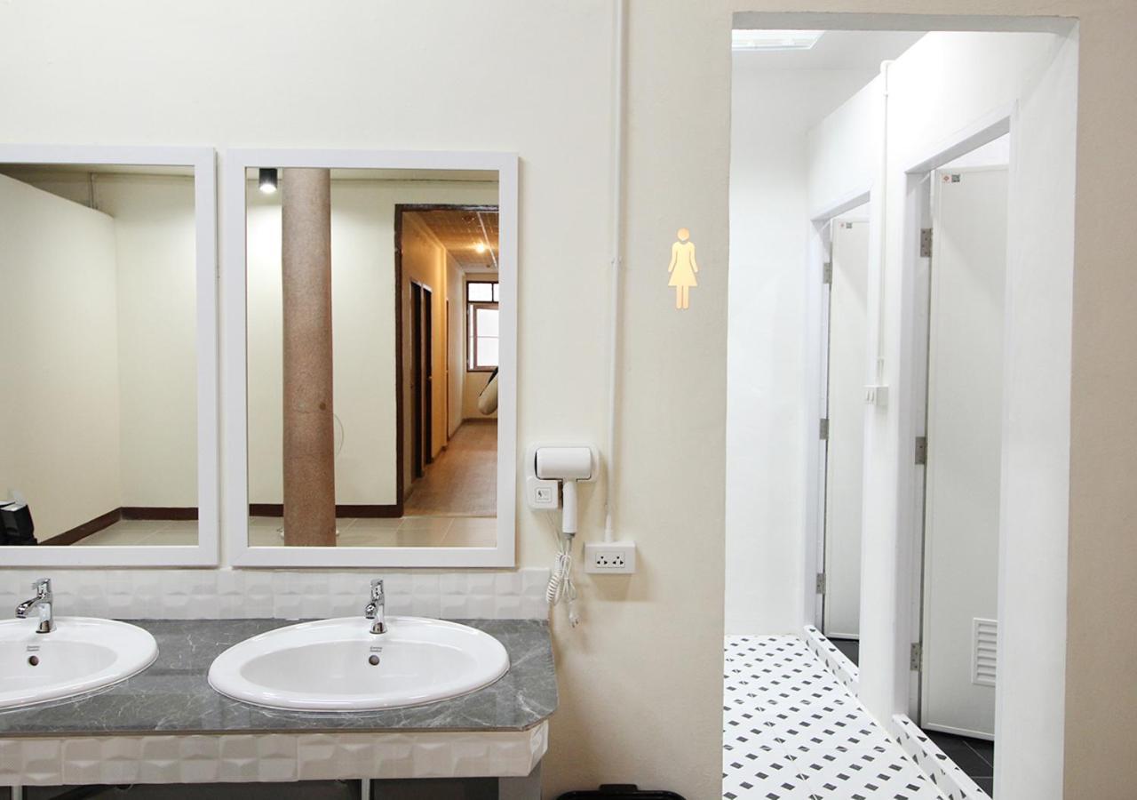 Chaiwat Hostel Bangkok Exteriör bild